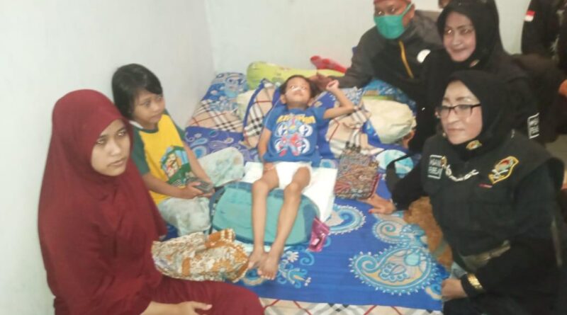 Foto kebersamaan antara keluarga pasien dan tim kolaborasi