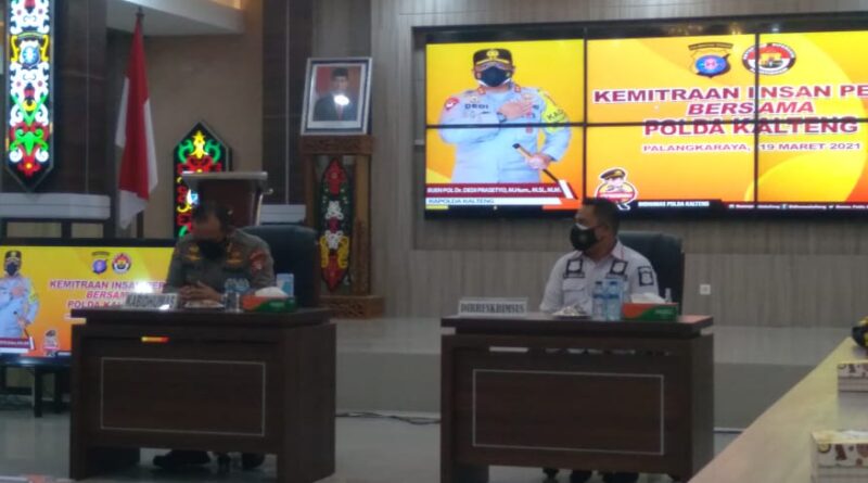 Foto suasana kegiatan silaturahmi antara insan pers dan polda kalteng