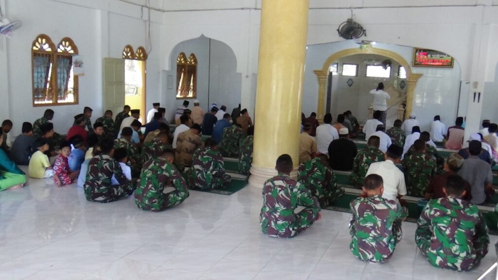 foto Sejumlah Personel SSK Satgas TMMD ke 110/2021 Kodim 0213/Nias, bersama warga melaksanakan Sholat Jum’at
