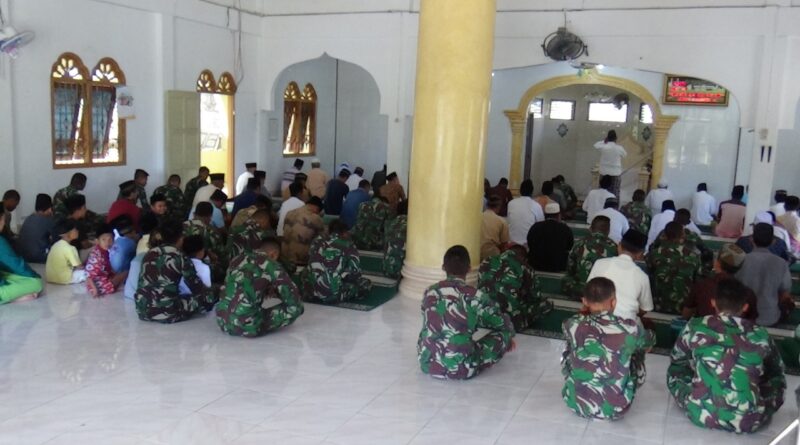 foto Sejumlah Personel SSK Satgas TMMD ke 110/2021 Kodim 0213/Nias, bersama warga melaksanakan Sholat Jum’at
