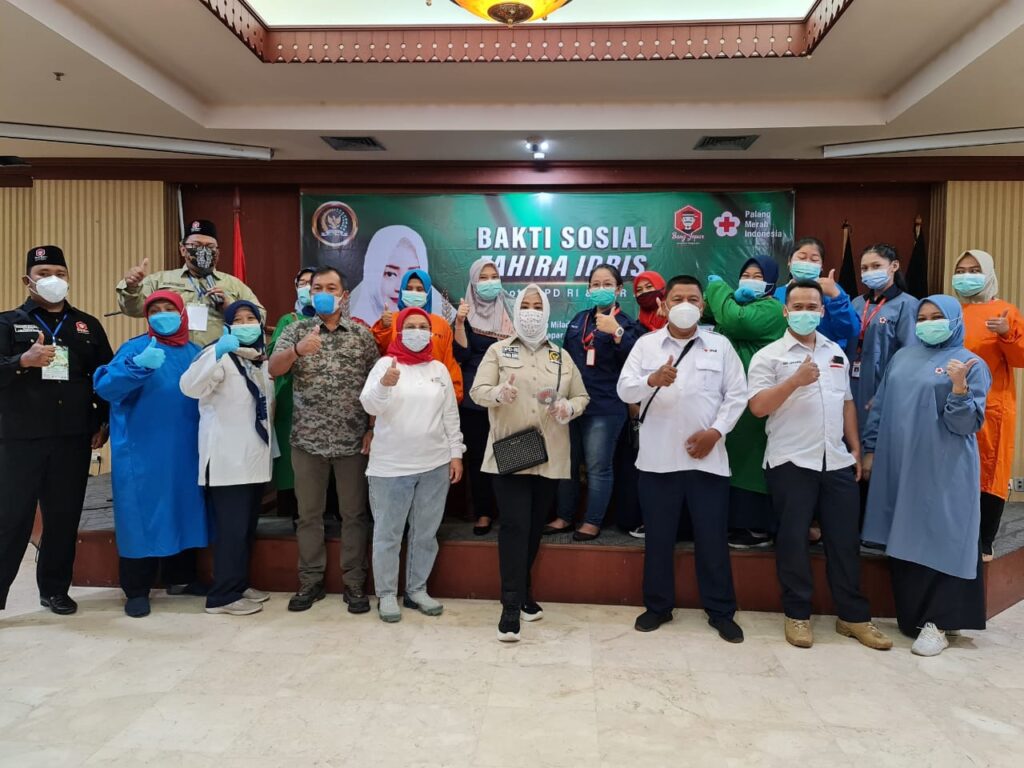 Foto bersama Fahira Idris bersama lainnya dalam kegiatan donor darah