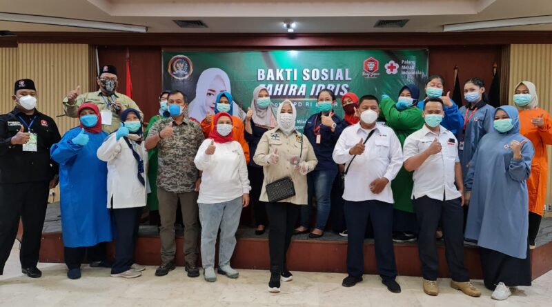 Foto bersama Fahira Idris bersama lainnya dalam kegiatan donor darah