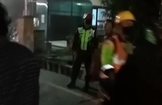 Foto petugas yang turun kelokasi