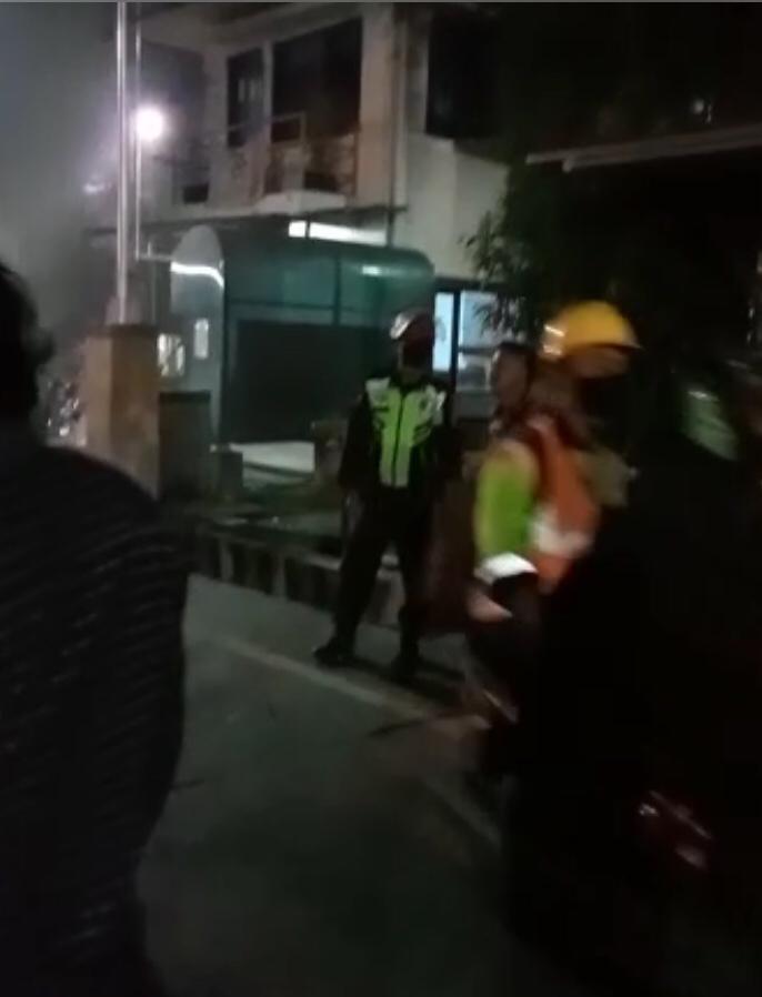 Foto petugas yang turun kelokasi