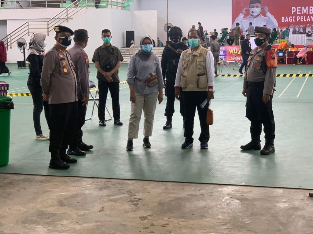 Foto PALANGKA RAYA – Wakapolresta Palangka Raya AKBP Andiyatna, bersama Kabagops Kompol Hemat Siburian, S.H saat pantau keamanan vaksinasi