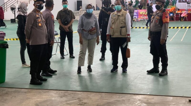 Foto PALANGKA RAYA – Wakapolresta Palangka Raya AKBP Andiyatna, bersama Kabagops Kompol Hemat Siburian, S.H saat pantau keamanan vaksinasi