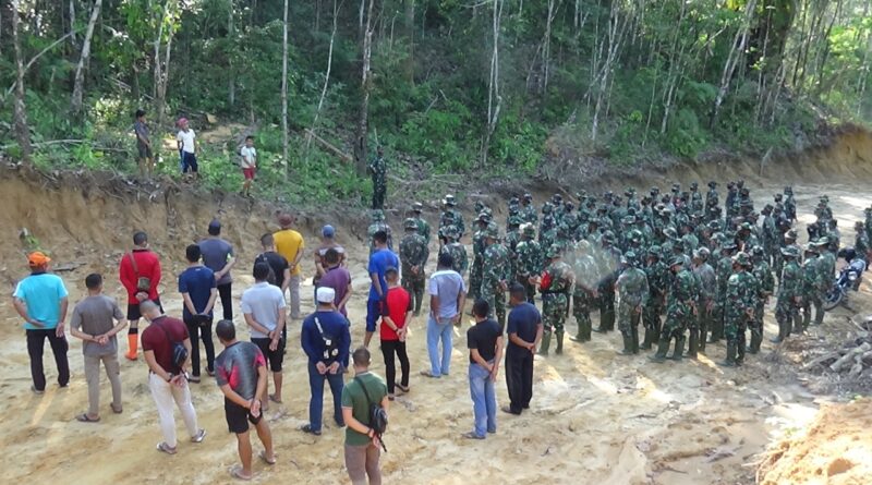 Foto Satgas TMD 110/2021 Nias saat berbaris bersama masyarakat