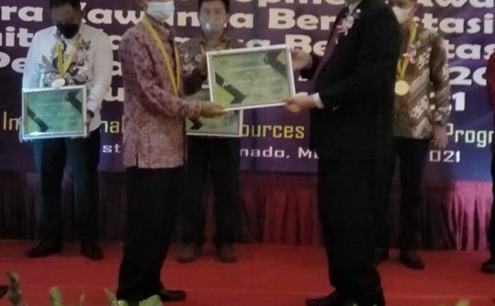 Foto Plt Hukum Tua Desa Lelema saat Terima Penghargaan International