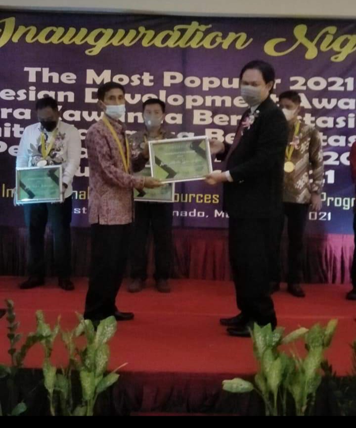 Foto Plt Hukum Tua Desa Lelema saat Terima Penghargaan International