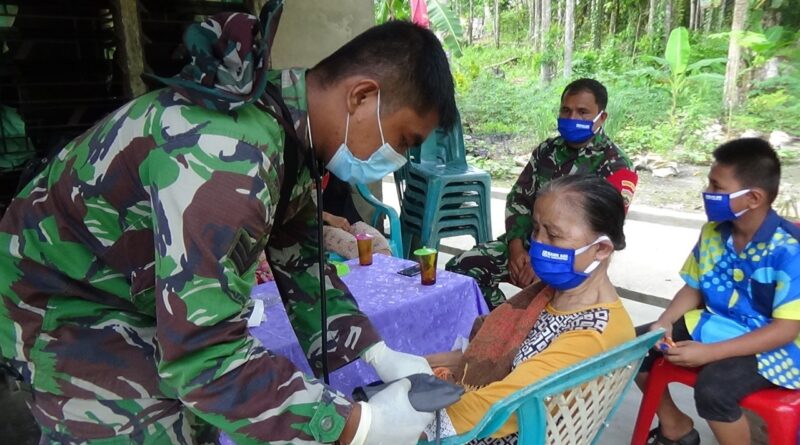 Foto saat Satgas TMMD 110 Beri Pelayanan Kesehatan