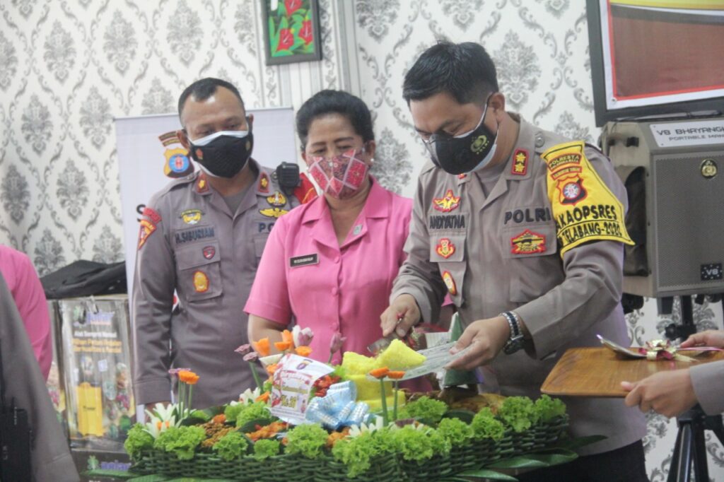 Foto personel Polresta Palangka Raya saat potong tumpeng