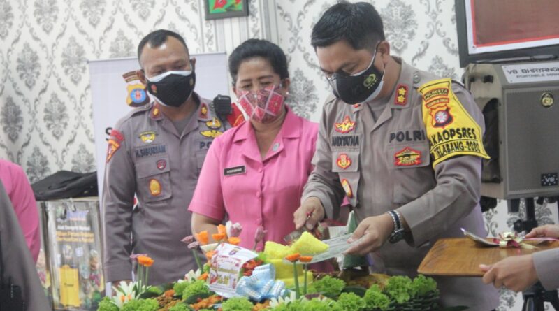 Foto personel Polresta Palangka Raya saat potong tumpeng