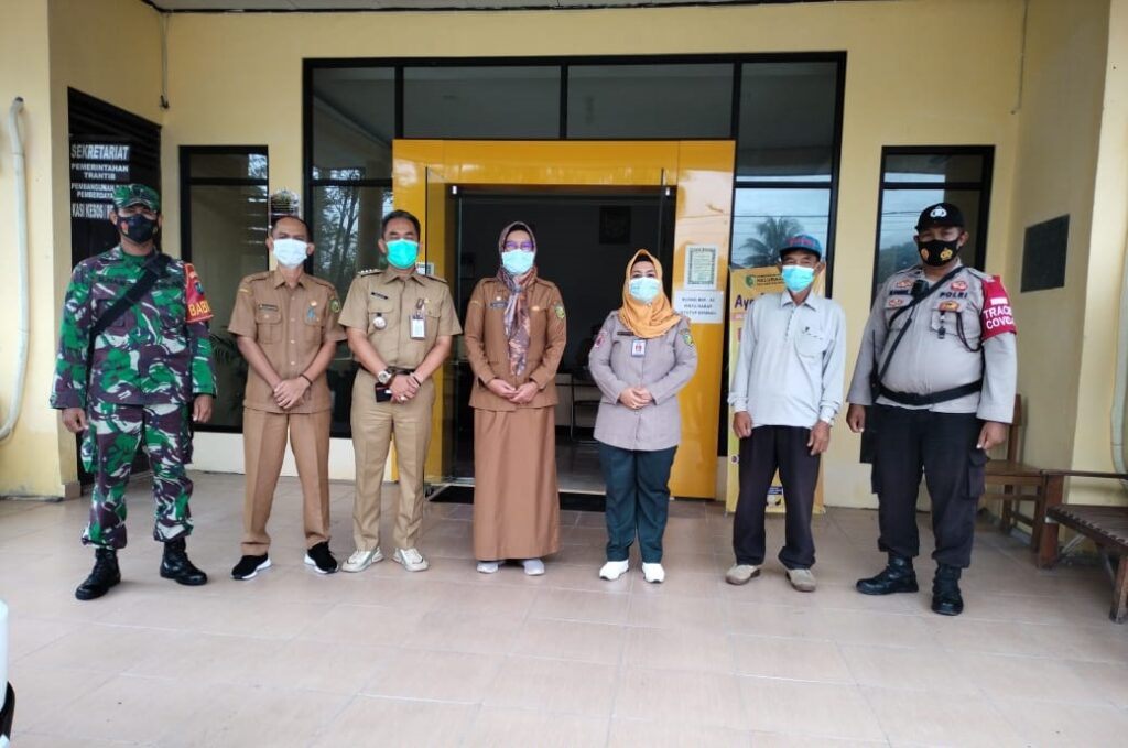 Foto Bhabinkamtibmas Polsek Pahandut saat dampingi pengecekan posko