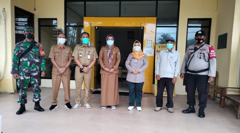 Foto Bhabinkamtibmas Polsek Pahandut saat dampingi pengecekan posko