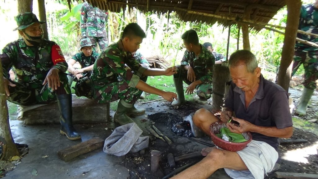 Foto Satgas TMD 110/2021 Nias dan masyarakat saat Adu Bako