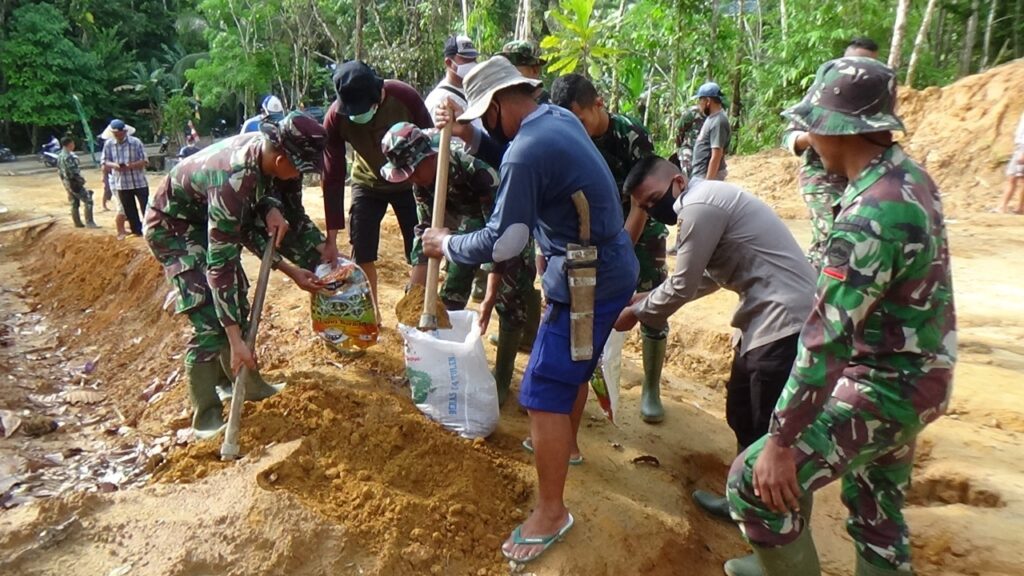 Foto Satgas TMD 110/2021 Nias saling bekerja sama membuka akses jalan