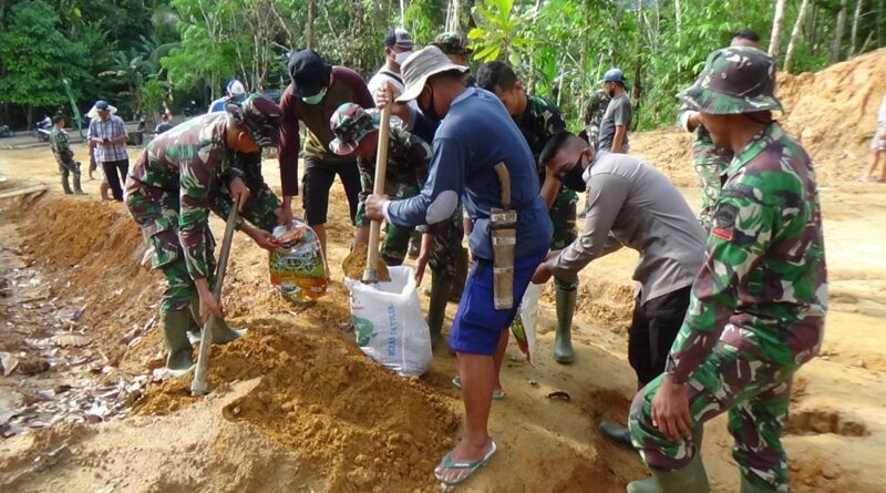 Foto Satgas TMD 110/2021 Nias saling bekerja sama membuka akses jalan