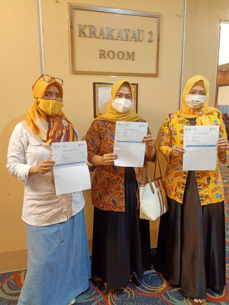 Foto Pengurus dan Anggota DWP Kota Bekasi yang ikut divaksin