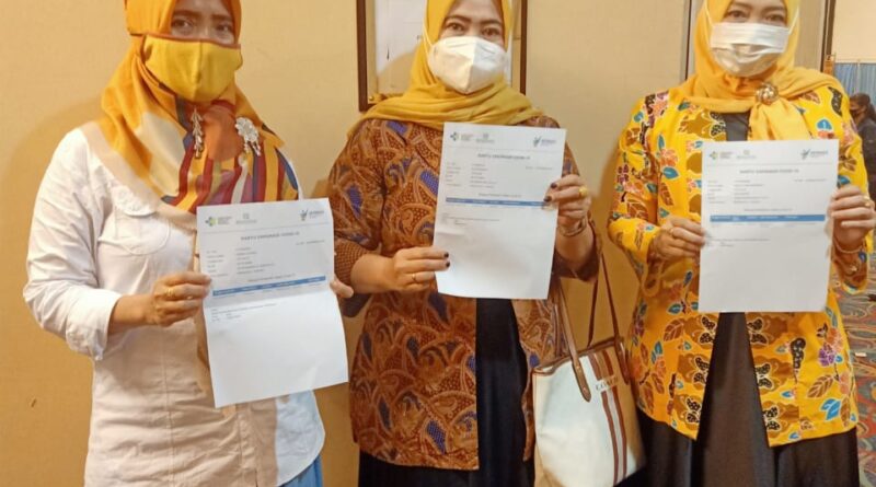 Foto Pengurus dan Anggota DWP Kota Bekasi yang ikut divaksin