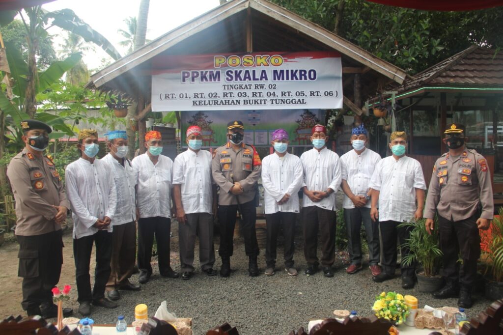 Foto Kapolda Kalimantan Tengah Irjen Pol Dr. Dedi Prasetyo, beserta Pejabat Utama Polda Kalimantan Tengah, Kapolresta Palangka Raya Kombes Pol Dwi Tunggal Jaladri, beserta Pejabat Utama, Wakil Walikota Hj. Umi Mastikah bersama unsur Forkopimda Kota Palangka Raya, Mantir Adat, Babinsa dan Bhabinkamtibmas Kecamatan Jekan Raya, serta para Ketua RT, Tokoh masyarakat dan masyarakat setempat.