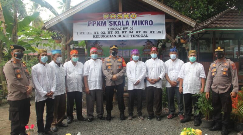 Foto Kapolda Kalimantan Tengah Irjen Pol Dr. Dedi Prasetyo, beserta Pejabat Utama Polda Kalimantan Tengah, Kapolresta Palangka Raya Kombes Pol Dwi Tunggal Jaladri, beserta Pejabat Utama, Wakil Walikota Hj. Umi Mastikah bersama unsur Forkopimda Kota Palangka Raya, Mantir Adat, Babinsa dan Bhabinkamtibmas Kecamatan Jekan Raya, serta para Ketua RT, Tokoh masyarakat dan masyarakat setempat.