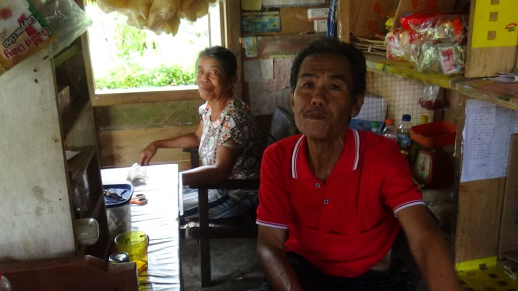 Pedagang Desa Gawu-Gawu Bouso, Ama Gayama Zega (Foto: IST)
