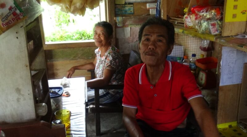 Pedagang Desa Gawu-Gawu Bouso, Ama Gayama Zega (Foto: IST)