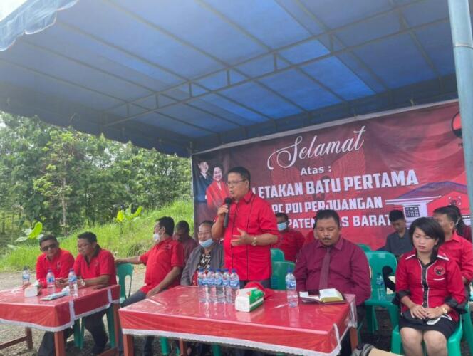 Bupati Kabupaten Nias Barat, Faduhusi Daely S.Pd., MA., MM. (Foto: IST)