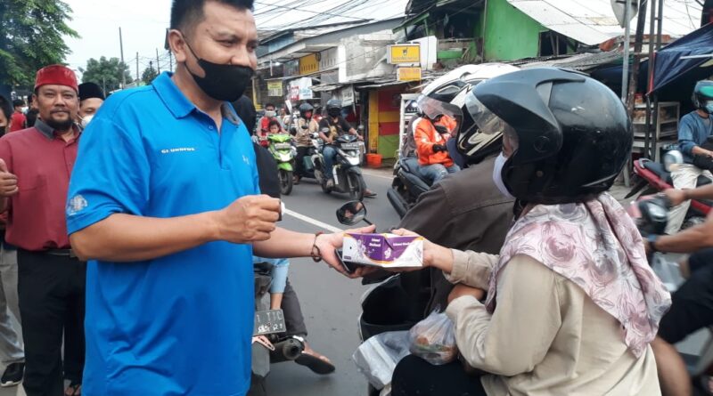 Ojek Online Penggilingan Bersatu (PEBERS) bagikan ta'jil buka puasa.