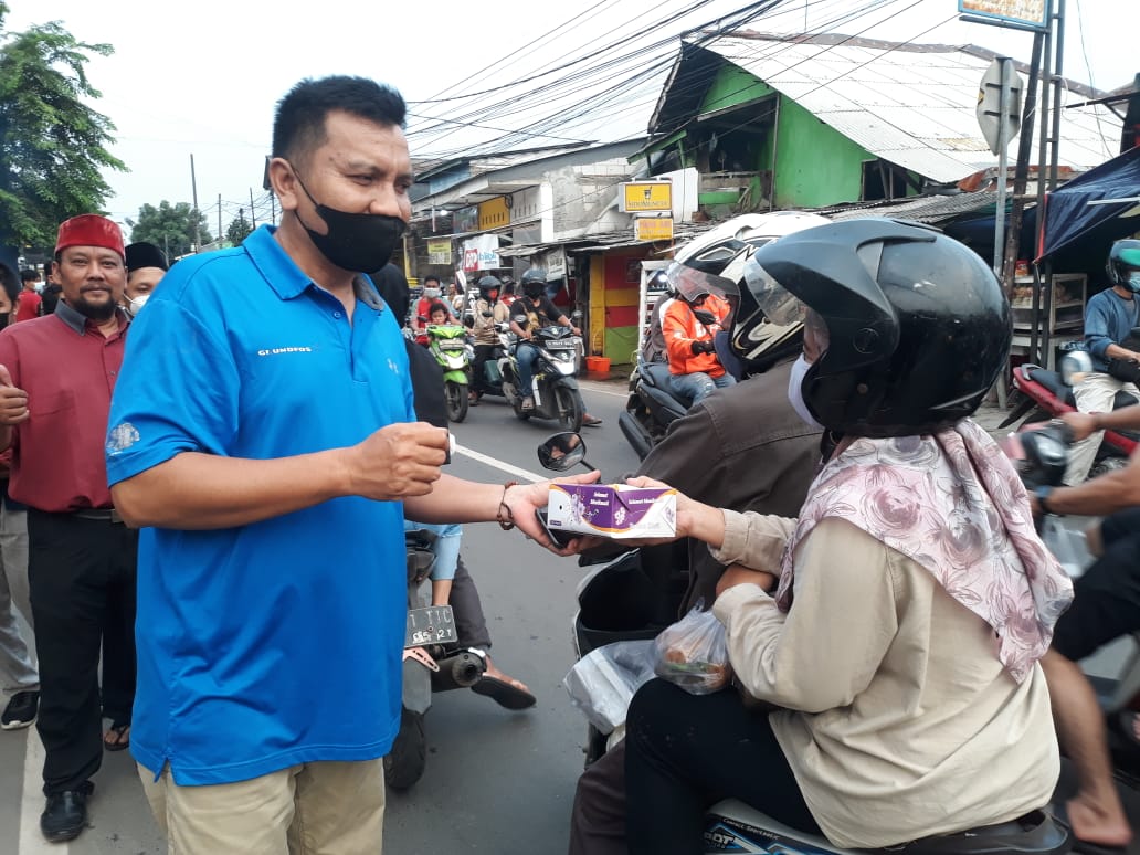 Ojek Online Penggilingan Bersatu (PEBERS) bagikan ta'jil buka puasa.