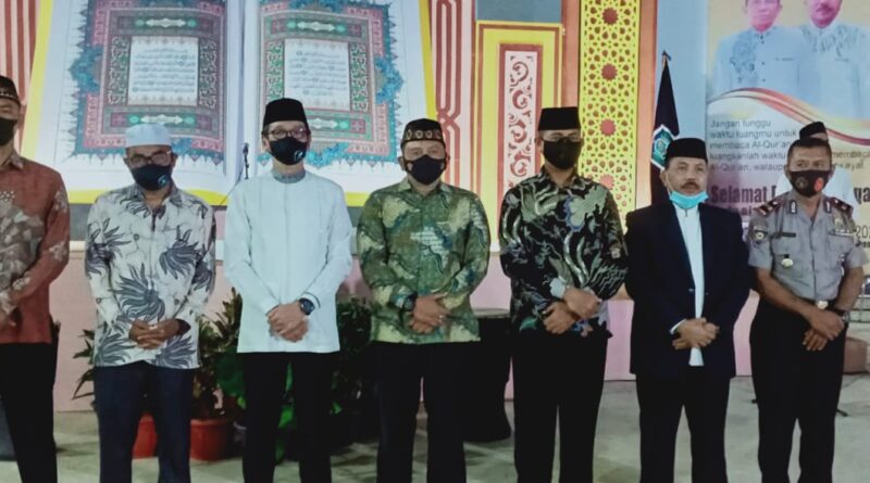 Foto Bupati dan beberapa pihak lainnya saat hadiri acara