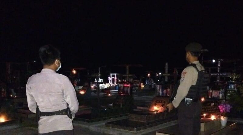 Foto suasana personel Patmor Sabhara saat kawal pemakaman pasien Covid-19