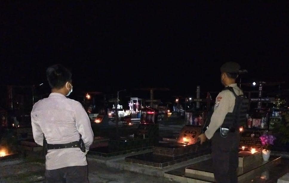 Foto suasana personel Patmor Sabhara saat kawal pemakaman pasien Covid-19