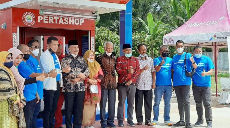 Foto bersama SAM saat resmikan Pertashop