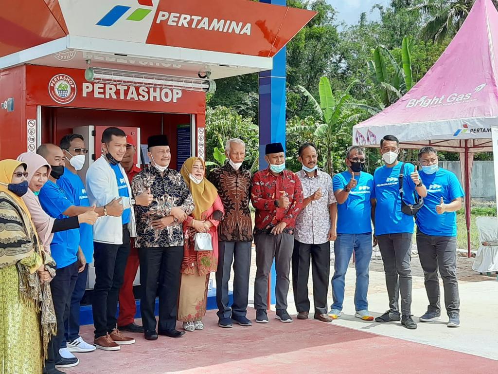 Foto bersama SAM saat resmikan Pertashop