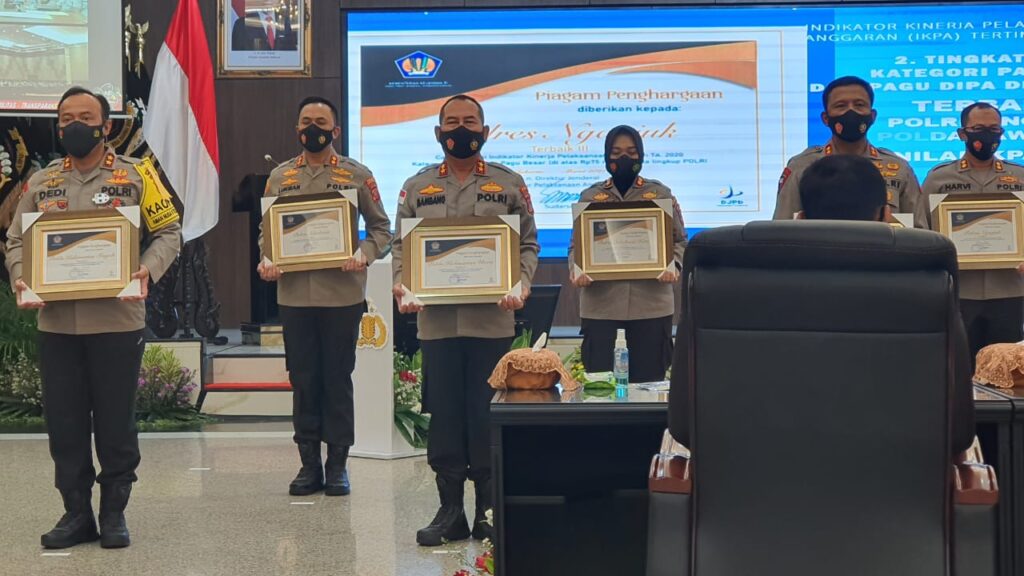 Foto penerimaan penghargaan Predikat Terbaik IKPA 2020