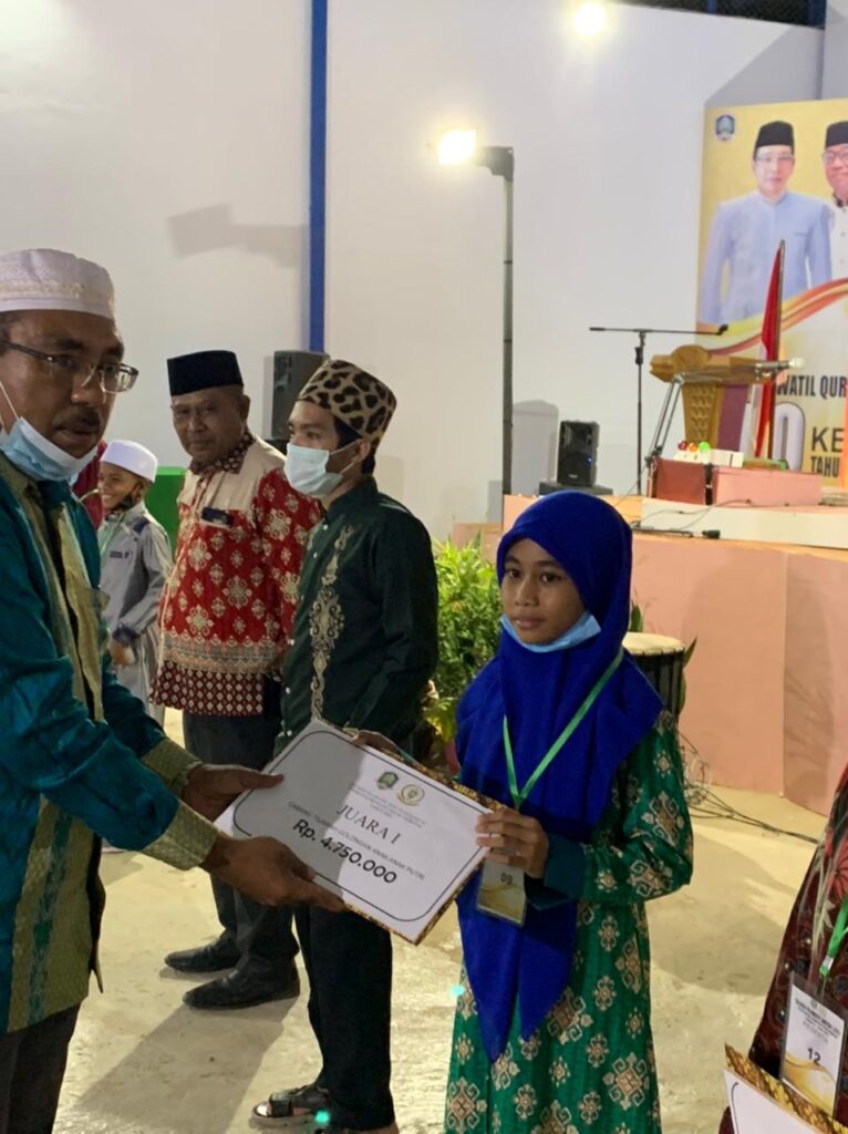 Foto suasana pemberian hadiah lomba STQ di tingkat kabupaten Pulai Morotai