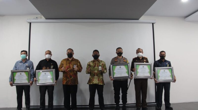 Foto penerimaan penghargaan atas capain Polres Pulau Morotai