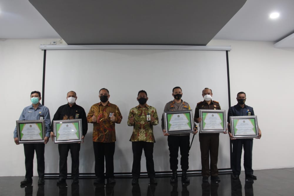 Foto penerimaan penghargaan atas capain Polres Pulau Morotai