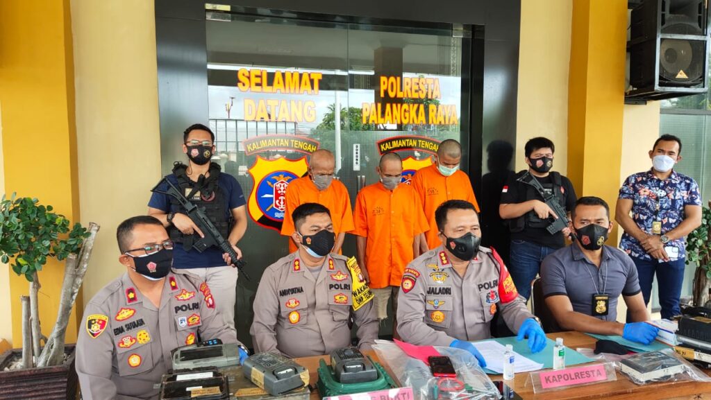Foto suasana Press Release penangkapan tersangka curat alat exavator