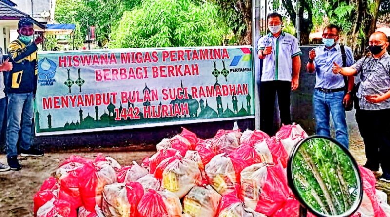 Foto bersama Hiswana dan Pertamina dalam kegiatan sosial