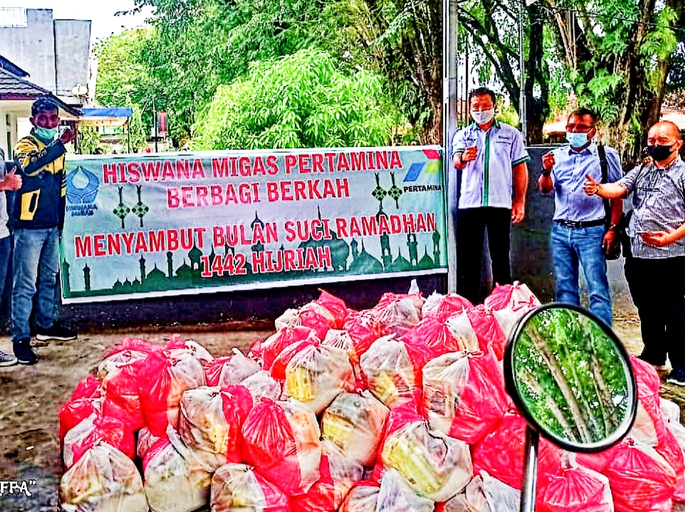 Foto bersama Hiswana dan Pertamina dalam kegiatan sosial