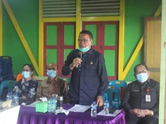 Foto Bupati Nias Barat saat Melayat kerumah duka