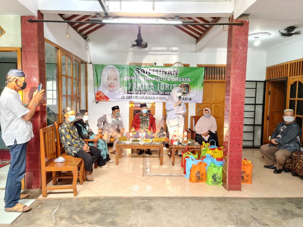 Foto Fahira Idris saat ikut dalam acara berbagi jelang ramadhan