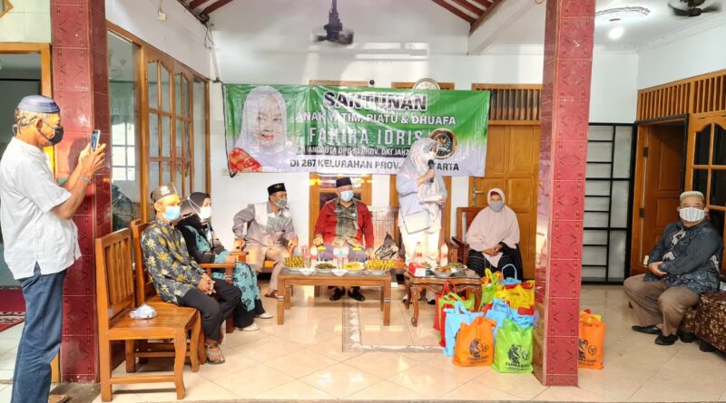 Foto Fahira Idris saat ikut dalam acara berbagi jelang ramadhan