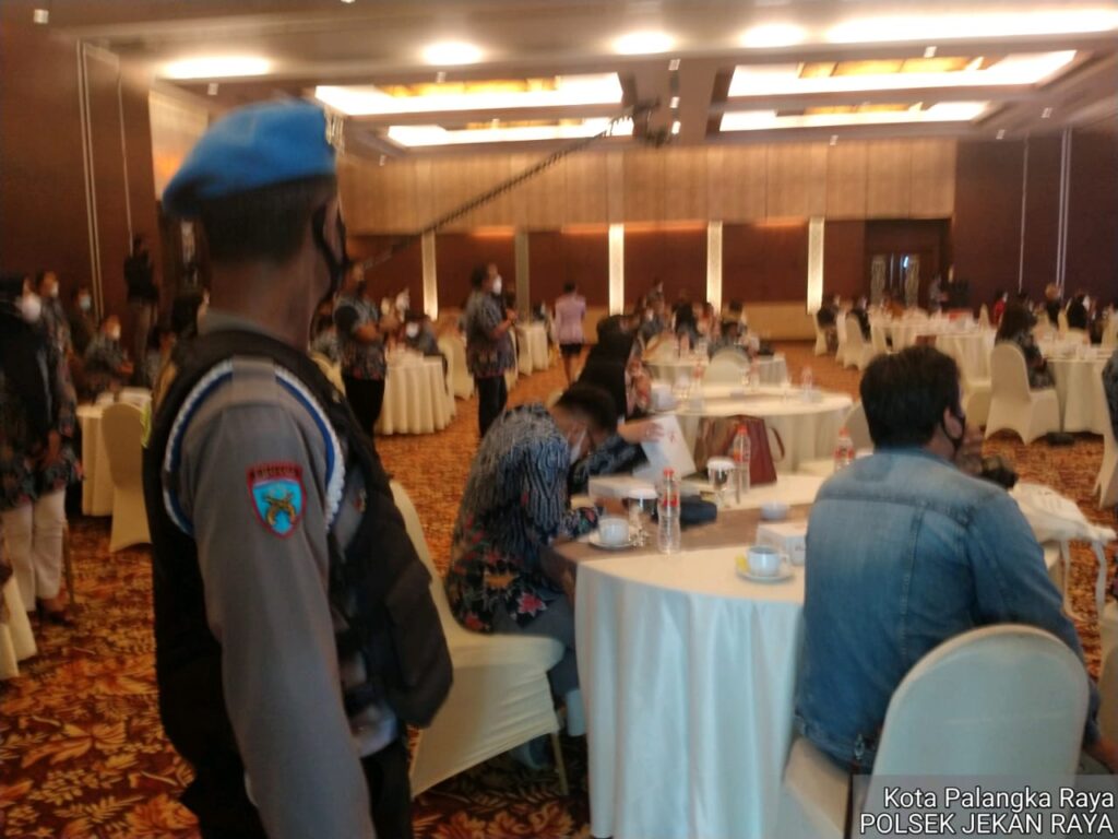 Foto personel Satgas Covid-19 saat awasi penerapan prokes