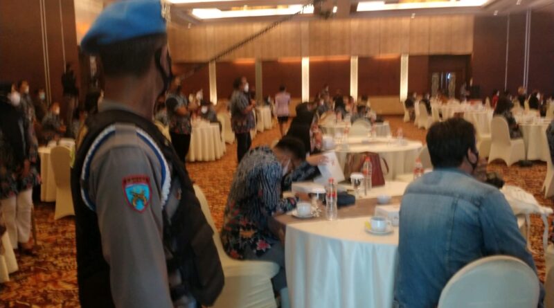 Foto personel Satgas Covid-19 saat awasi penerapan prokes