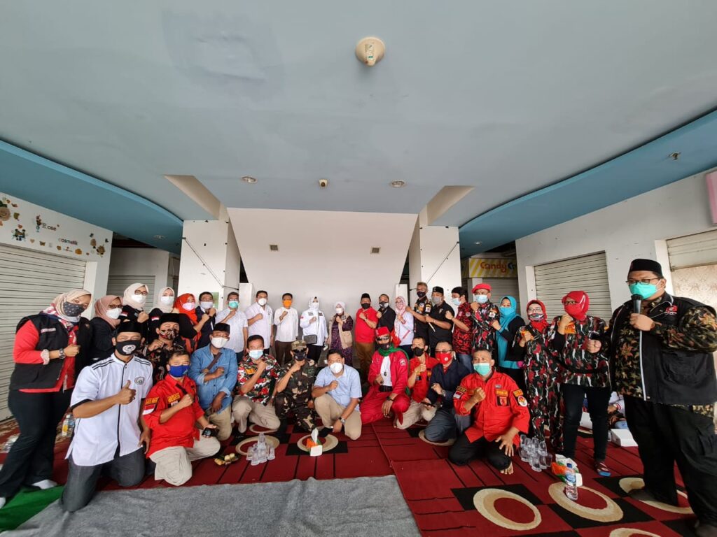 Foto bersama FLO saat berbagi