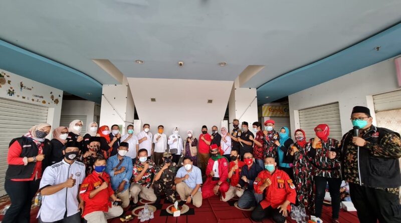 Foto bersama FLO saat berbagi