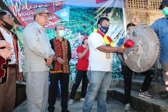 Foto Bupati Nias Barat saat peresmian Desa wisata
